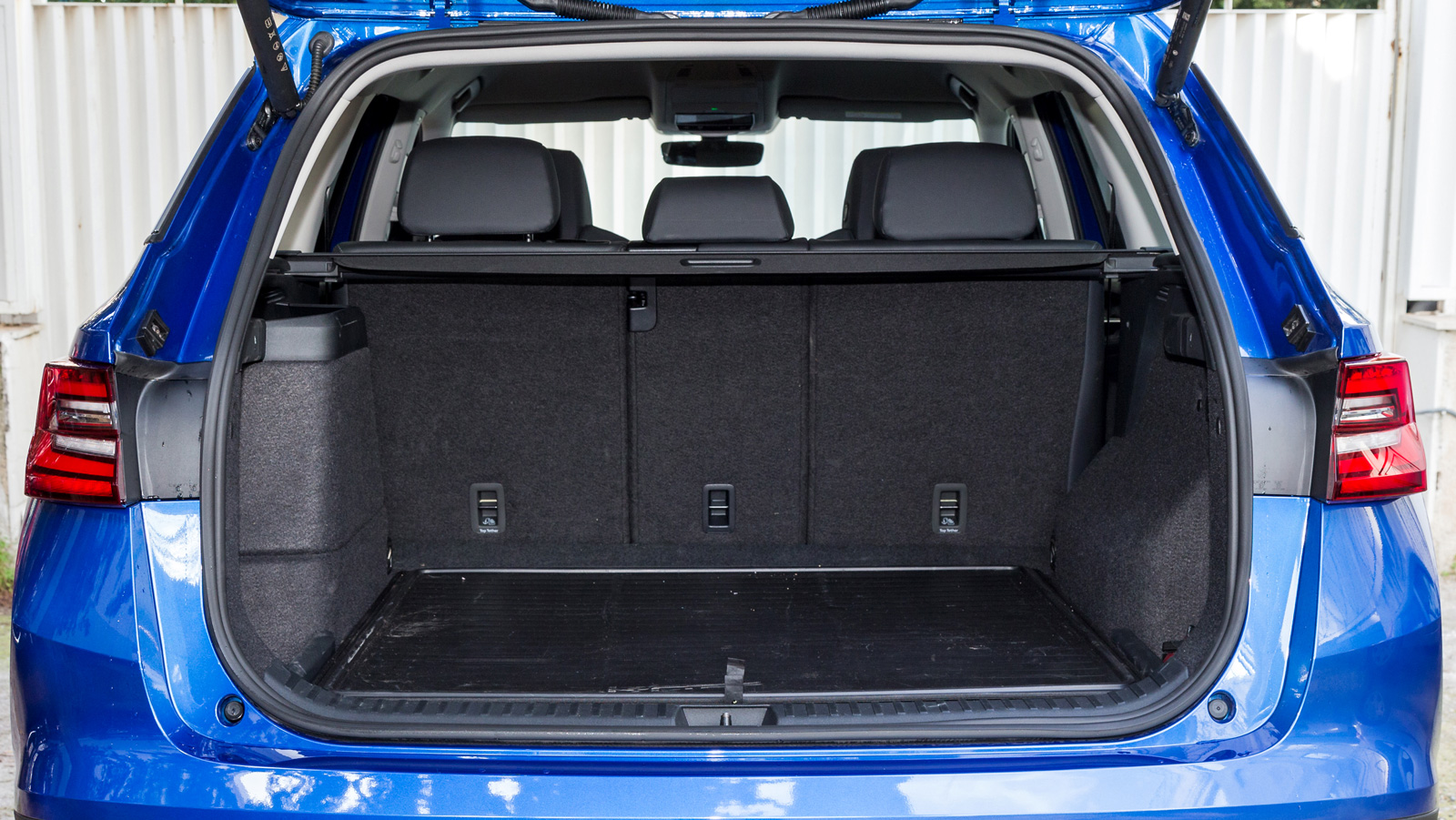 Παρότι η μπαταρία «ροκάνισε» 165 λτ. από το πορτ-μπαγκάζ, αυτό παρέμεινε ένα από τα μεγαλύτερα της αγοράς με χωρητικότητα 745 λτ.. Το ηλεκτρικό άνοιγμ