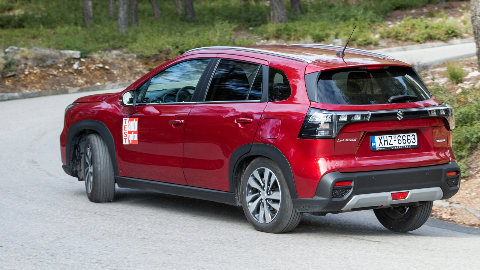 Χάρη στο ήπια υβριδικό σύστημα, το Suzuki S-Cross συνδυάζει ζωηρές επιδόσεις και συγκρατημένη κατανάλωση: Η μέση τιμή των 6,7 λτ./100 χλμ. είναι μια α