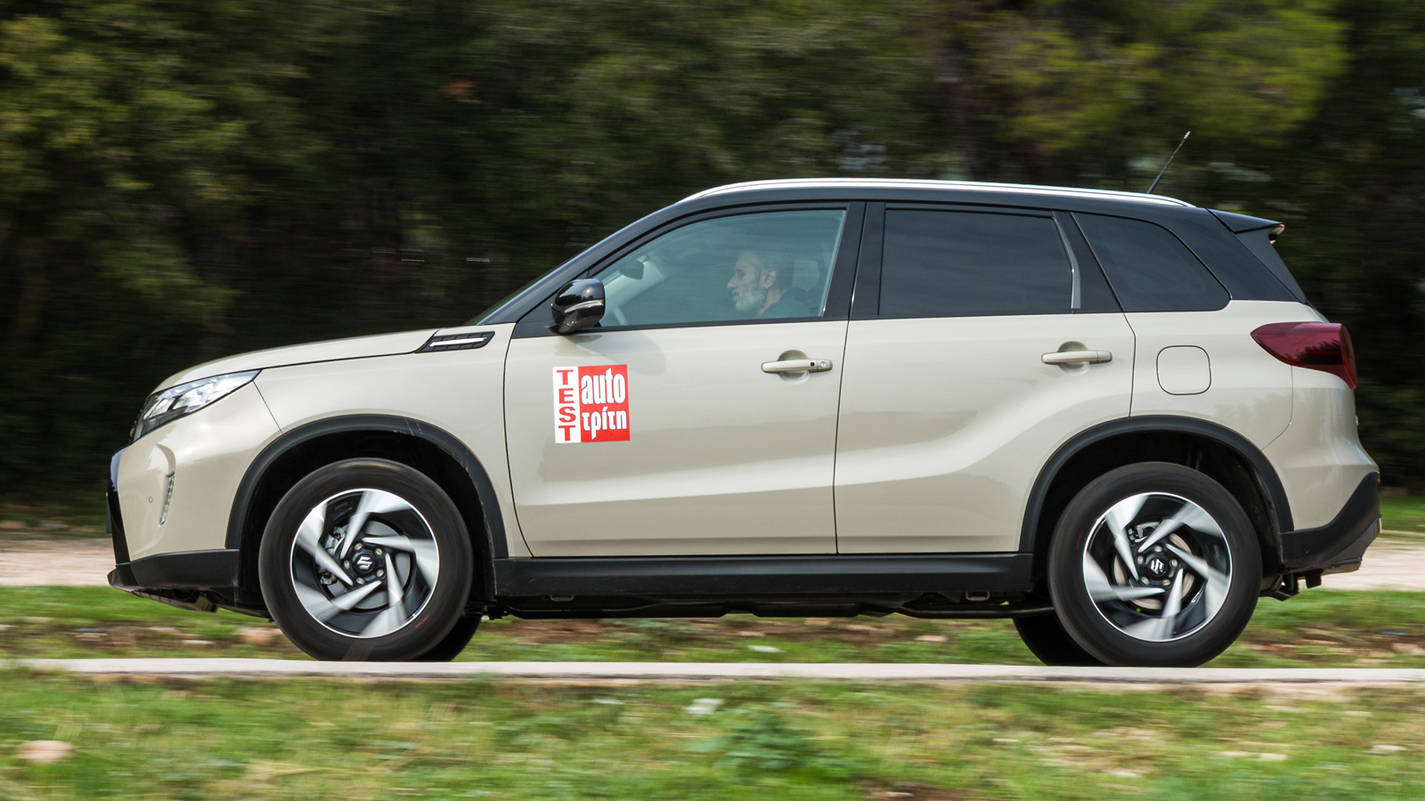 Το Suzuki Vitara από το πλάι