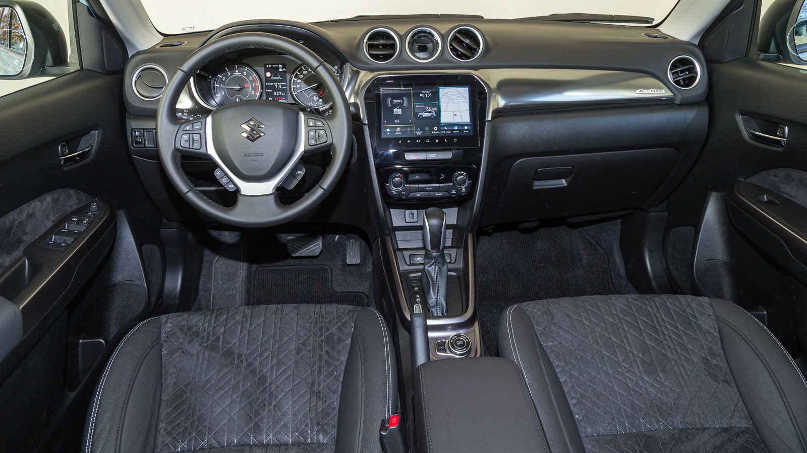 Το εσωτερικό του Suzuki Vitara υστερεί σε διάκοσμο και χώρους, είναι όμως γεροδεμένο και στιβαρό. 