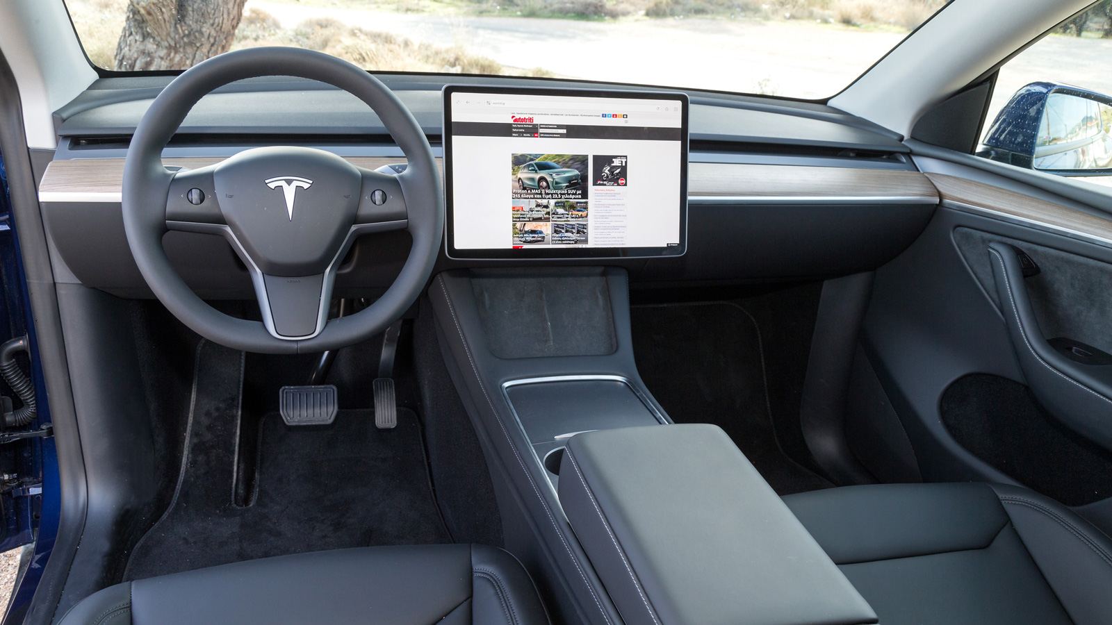 Σε ένα λιτής σχεδίασης, αλλά καλοφτιαγμένο ταμπλό που έχει μόνο ένα τιμόνι, πρωταγωνίστρια είναι η μεγάλη οθόνη αφής από όπου ελέγχονται ουσιαστικά τα