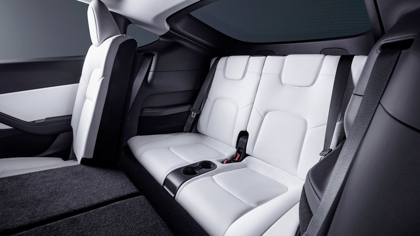 Το άνοιγμα προς τα έξτρα 2 καθίσματα της 7-θέσιας έκδοση είναι μικρό και χρειάζεται μια κάποια ευελιξία. Επίσης μην περιμένετε «άπλα», αν δεν είστε πα