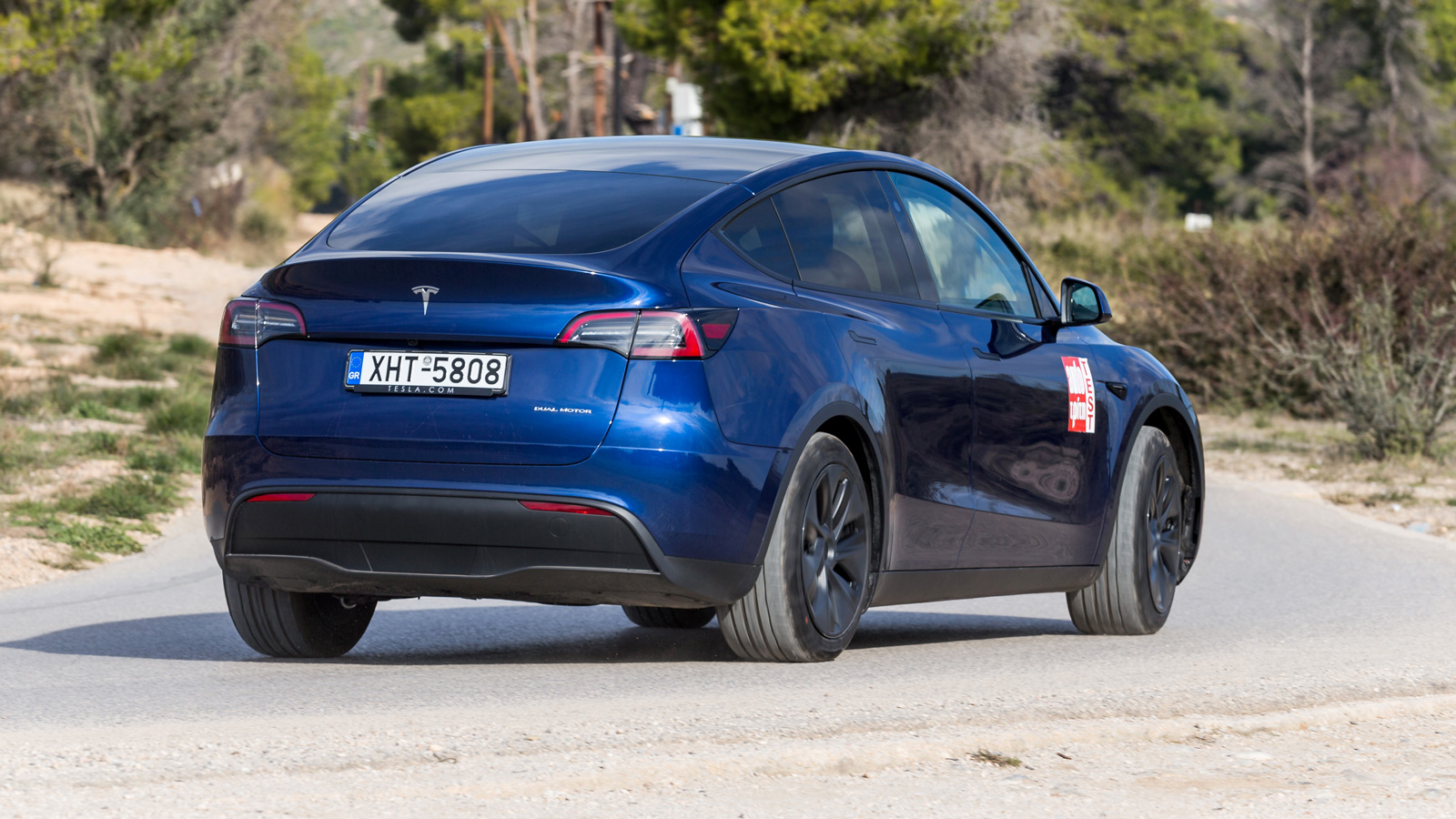 Παρά τους 2 τόνους, όταν πατήσεις βαθειά το δεξί πεντάλ το Model Y θα επιταχύνει πολύ γρήγορα με τις μετρήσεις μας να δείχνουν ένα «καυτό» 0-100 σε 5,