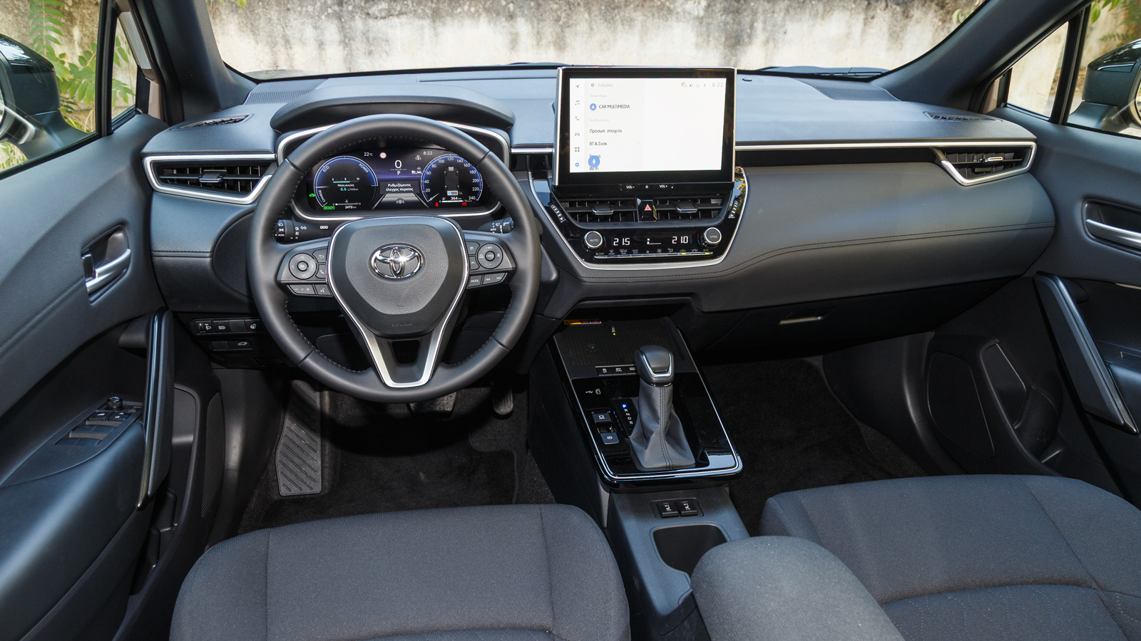 Χωρίς σχεδιαστικές και ποιοτικές εξάρσεις, αλλά με έμφαση στην εργονομία και στην πρακτικότητα το εσωτερικό της ανανεωμένης Corolla Cross.