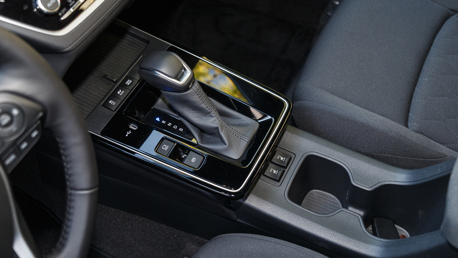 Ανασχεδιασμένη η κεντρική κονσόλα, ενώ στον ήδη πλήρη εξοπλισμό της βασικής έκδοσης προστέθηκε ασύρματη φόρτιση και θέρμανση των εμπρός καθισμάτων. 