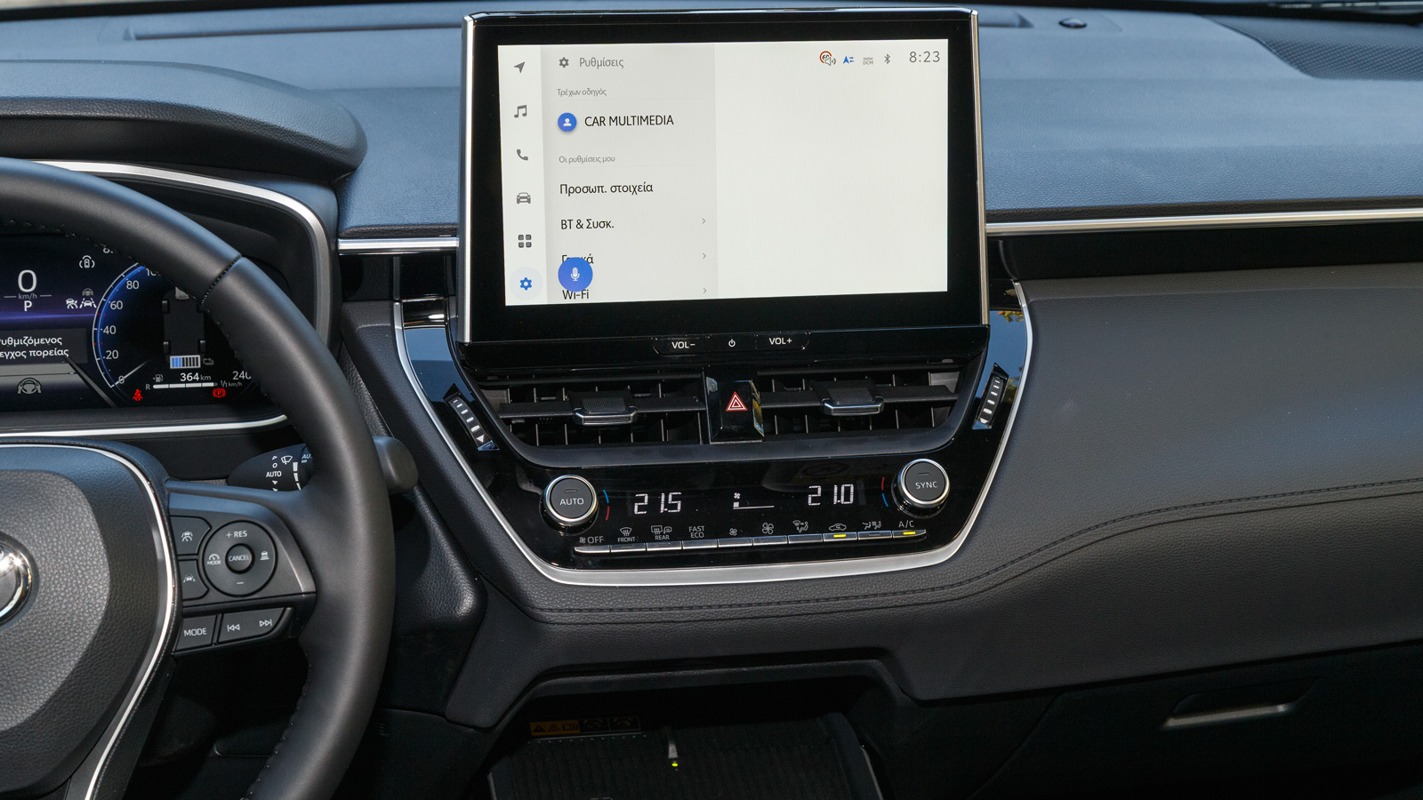 Ανασχεδιασμένη η κεντρική κονσόλα, ενώ στον ήδη πλήρη εξοπλισμό της βασικής έκδοσης προστέθηκε ασύρματη φόρτιση και θέρμανση των εμπρός καθισμάτων. 