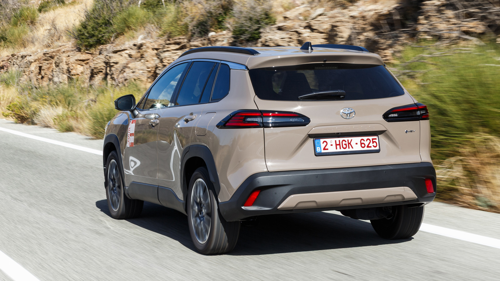 Παρότι έχει το όνομα, το πάτωμα (TNGA-C) και το μεταξόνιο (2.640 χλστ.) της Corolla, η Cross στο μάτι δείχνει διαφορετική χάρη στις SUV αναλογίες.