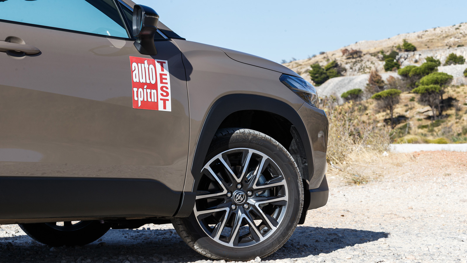 Πιο αισθητό το φρεσκάρισμα της εμφάνισης στο μπροστινό μέρος με τα νέα φώτα, την LED μπάρα και την κυψελοειδή πλέον μάσκα.