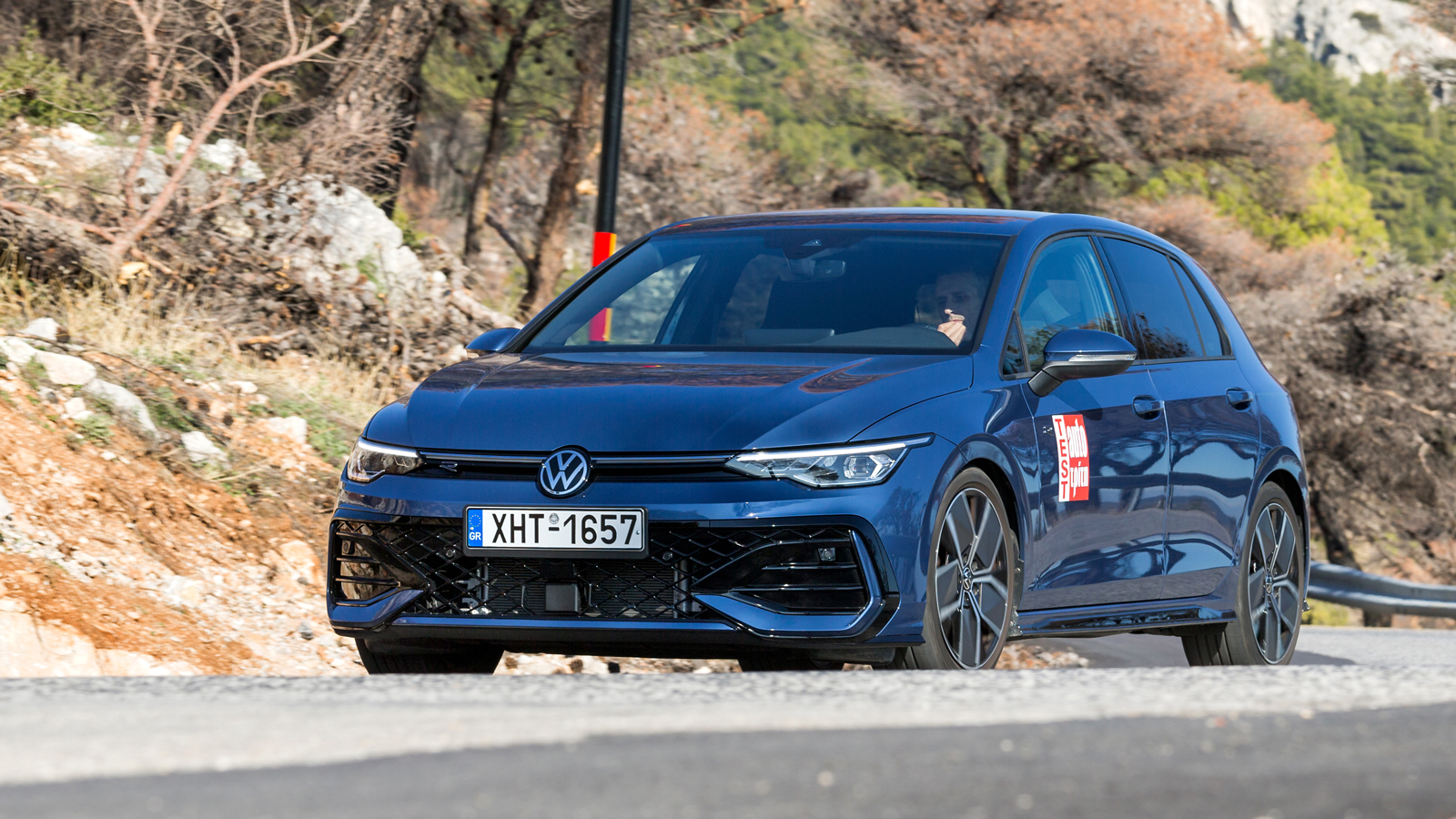 Στην έκδοση R-Line, η ανάρτηση είναι σπορτίφ με πιο σφιχτή ρύθμιση και 15 χλστ. χαμήλωμα σε σχέση με τις άλλες εκδόσεις. Σε συνδυασμό με τις στάνταρ 1