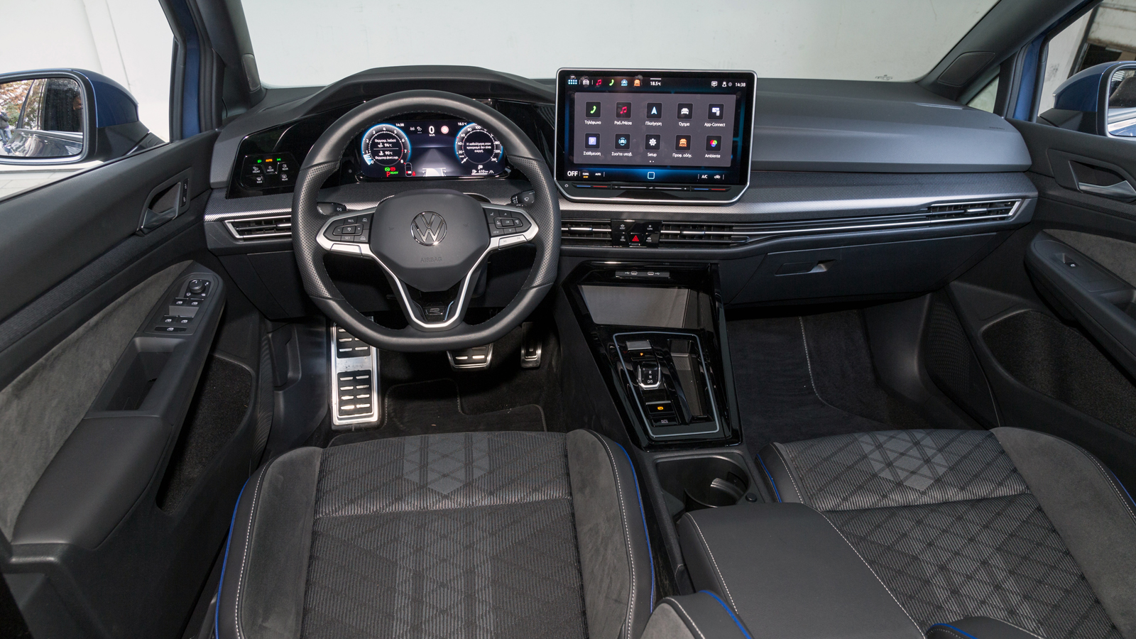 Η ποιότητα κατασκευής παραμένει σημείο αναφοράς, ενώ στα πλαίσια της ανανέωση έχουν γίνει εργονομικές βελτιώσεις, όπως τα συμβατικά κουμπιά στο τιμόνι