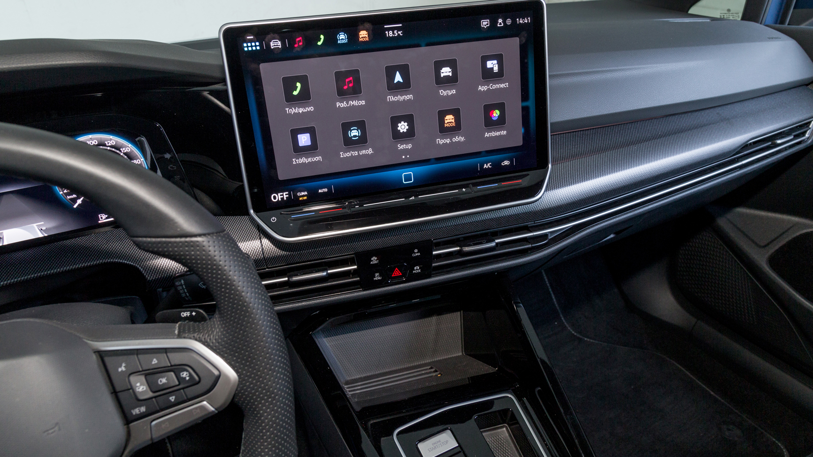 Η οθόνη είναι στάνταρ 12,9 ιντσών στην έκδοση R-Line.