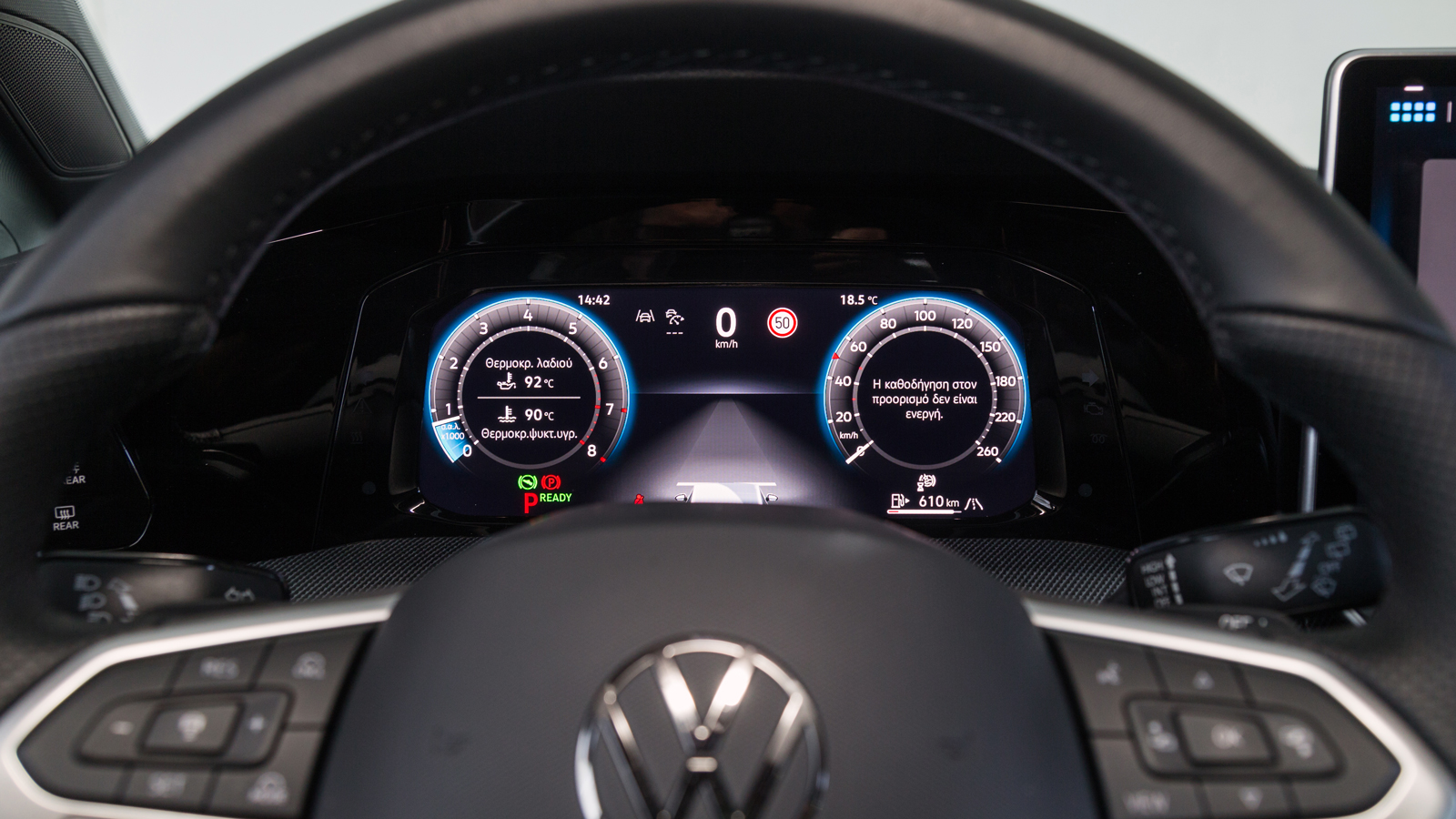 Στα πλαίσια της ανανέωση έχουν γίνει εργονομικές βελτιώσεις, όπως τα συμβατικά κουμπιά στο τιμόνι. 