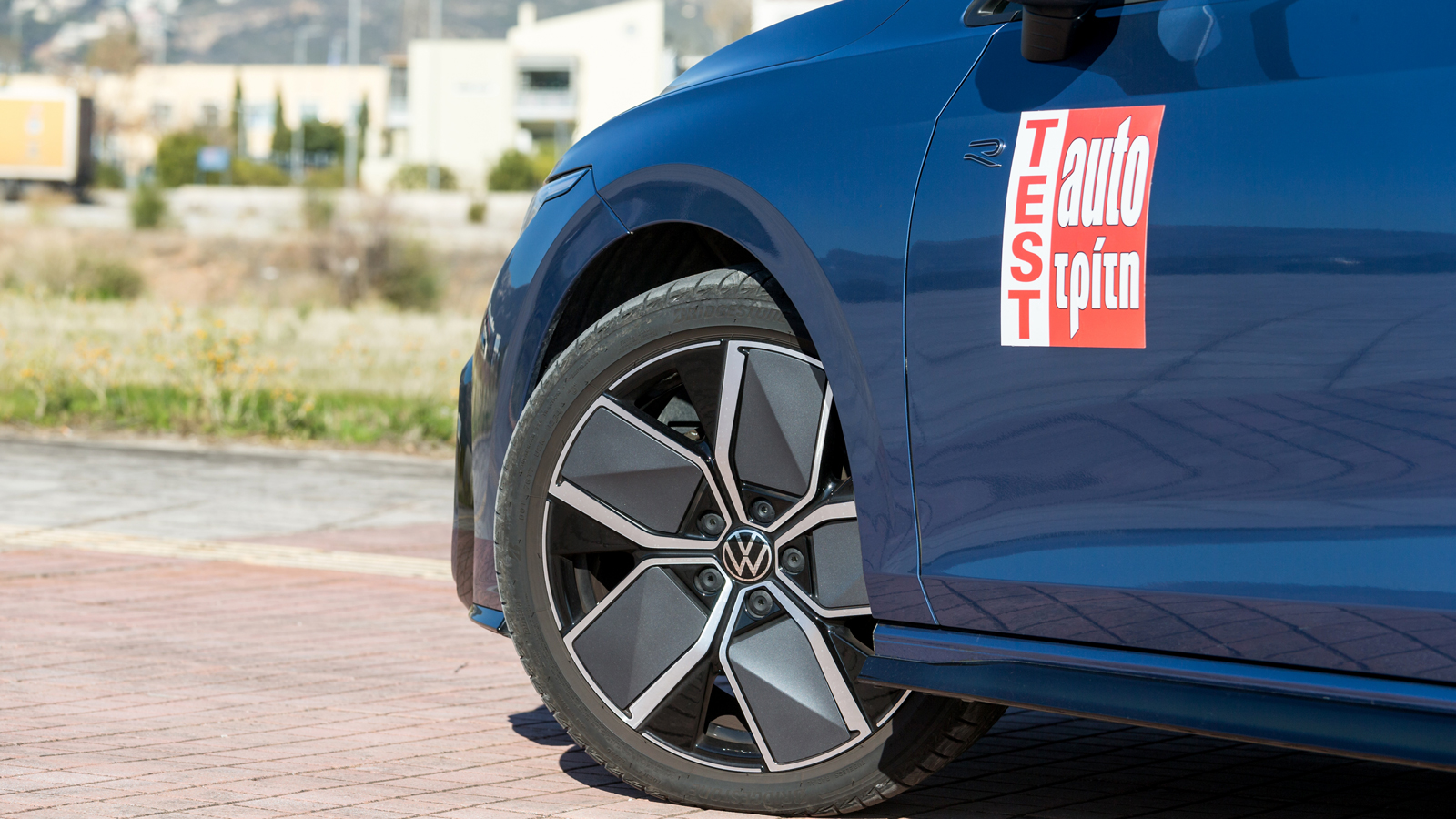 Το πακέτο R-Line προσθέτει κάποιες σπορτίφ πινελιές στην εμφάνιση και ζάντες αλουμινίου 18 ιντσών με ελαστικά 225/40. 