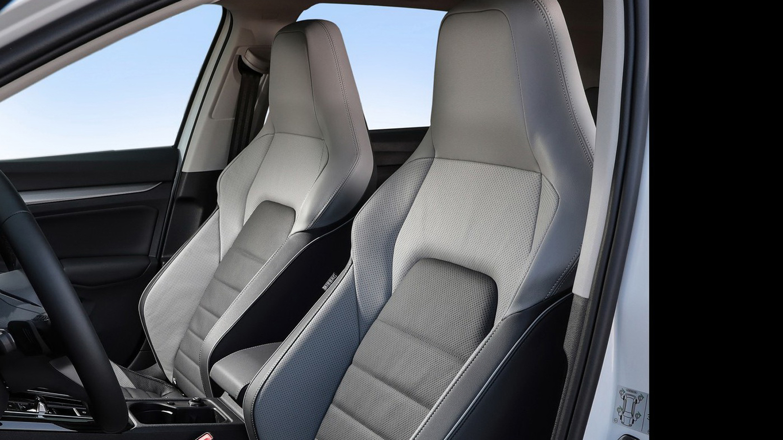 Από τα στοιχεία στο εσωτερικό που ξεχωρίζουν είναι τα «top sport» καθίσματα εμπρός με ενσωματωμένα προσκέφαλα. 