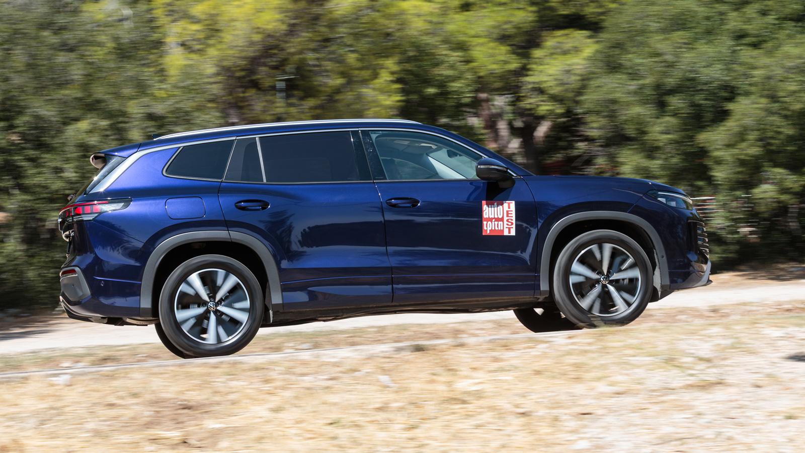 Παρά τα 1.700+ κιλά, το VW Tayron κινείται σβέλτα και χωρίς υπερβολική κατανάλωση χάρη στον εξηλεκτρισμένο 1,5 eTSI EVO 2 κινητήρα, που μπορεί να λειτ