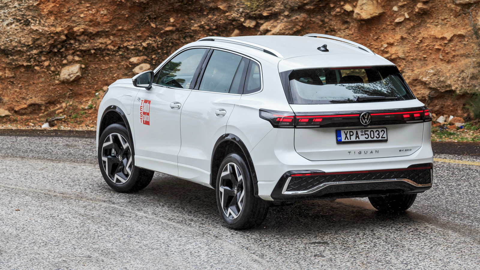 Το VW Tiguan eHybrid είναι αποκλειστικά διαθέσιμο με το εξοπλιστικό πακέτο R-Line με τις χαρακτηριστικές σπορτίφ πινελιές και τις αεροδυναμικές 19άρες