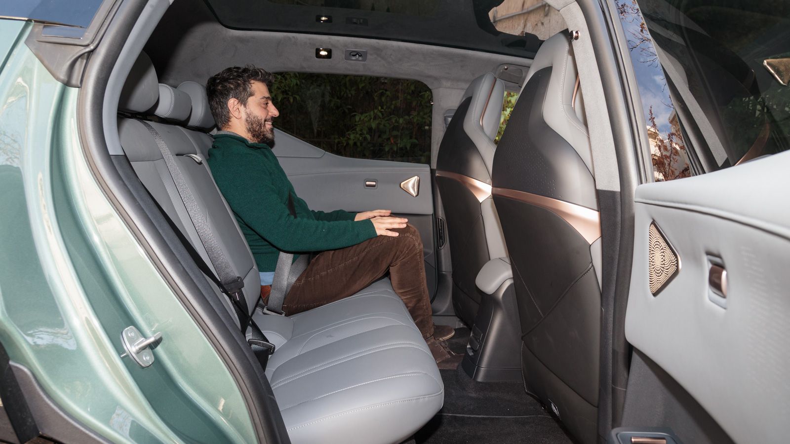 Σε επίπεδο χώρων, η καμπίνα του Zeekr X είναι απλώς επαρκής για 4 ενήλικες. 