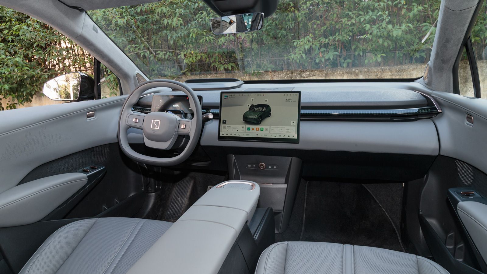 Το μοντέρνο και φωτεινό εσωτερικό του Zeekr X κερδίζει τις εντυπώσεις συνδυάζοντας τη minimal, χωρίς υπερβολές σχεδίαση με πολύ προσεγμένη ποιότητα κα