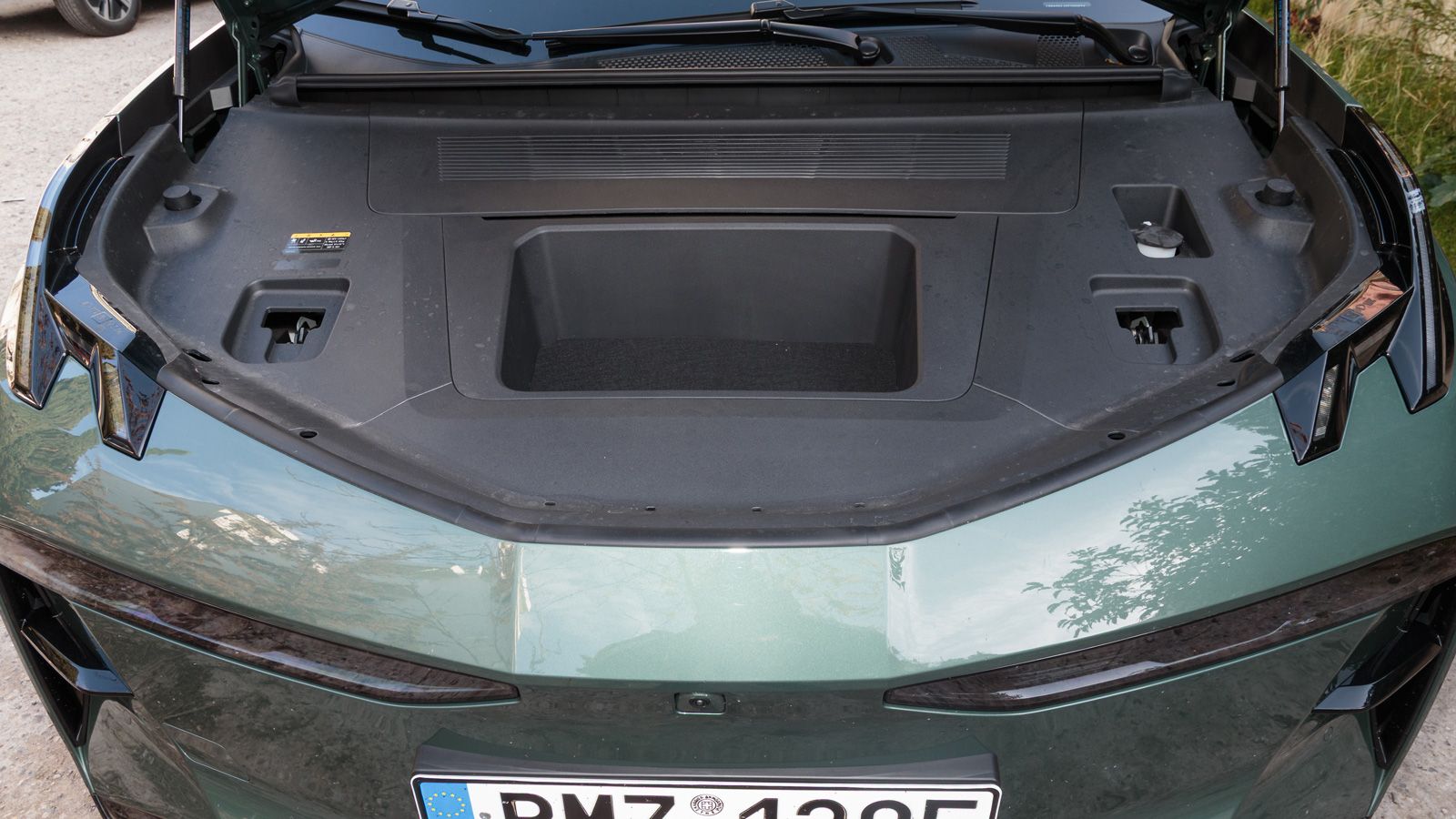 Πάντως έχει κανονικό σχήμα, ενώ υπάρχει και frunk 21 λίτρων για τα καλώδια.