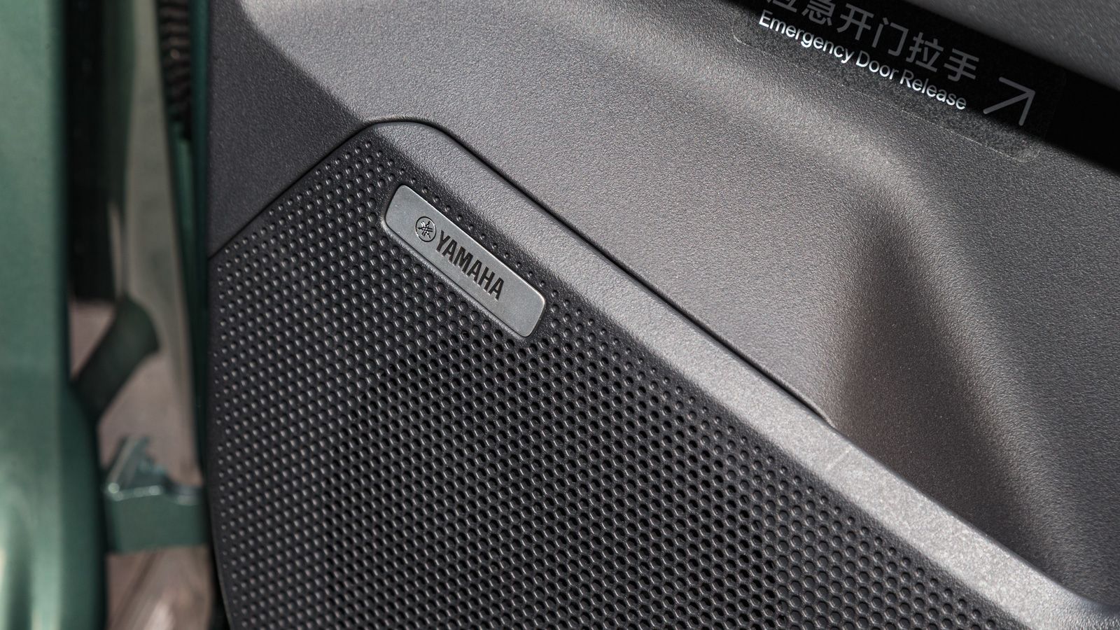 Ο στάνταρ εξοπλισμός έχει πάντα μέχρι γυάλινη οροφή και ηχοσύστημα Yahaha με 13 ηχεία.