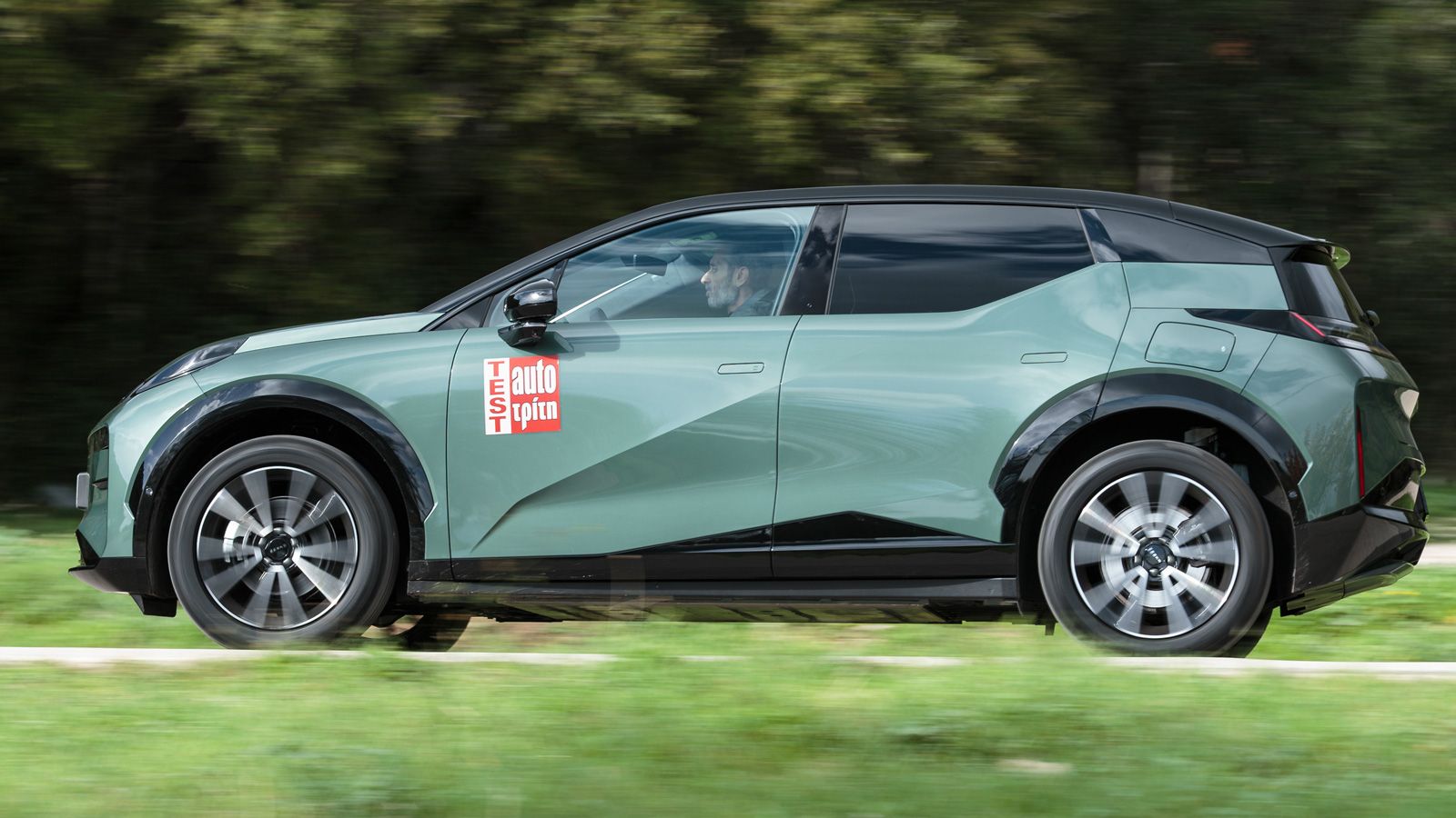 Με 272 ίππους και 343 Nm, το Zeekr X Long Range επιταχύνει δυναμικά, η πραγματική μέση αυτονομία όμως είναι γύρω στα 360 χιλιόμετρα.