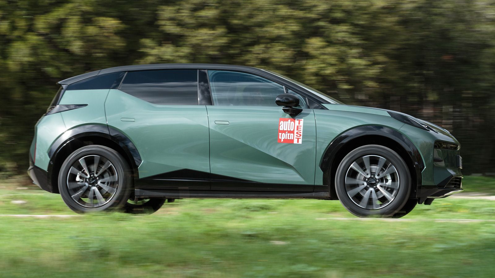 Το Zeekr X είναι ένα εξαιρετικά πολιτισμένο SUV, που συνδυάζει την άνεση με ευχάριστο -για τα ηλεκτρικά δεδομένα- οδηγικό χαρακτήρα.