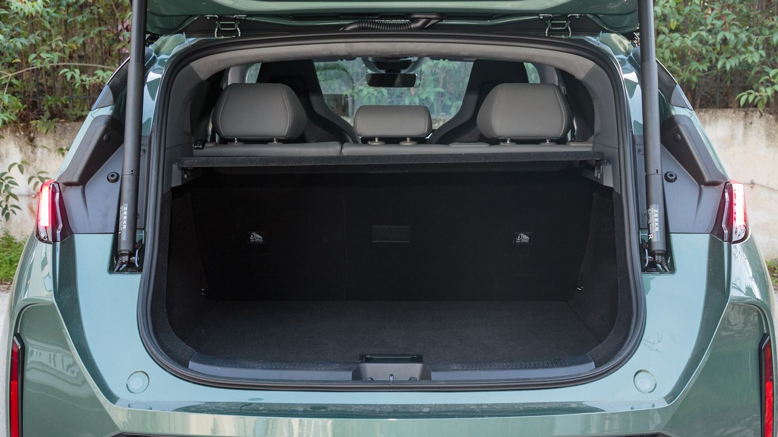 Μικρός για οικογενειακό μικρομεσαίο SUV και ο χώρος αποσκευών των 362 λίτρων. 