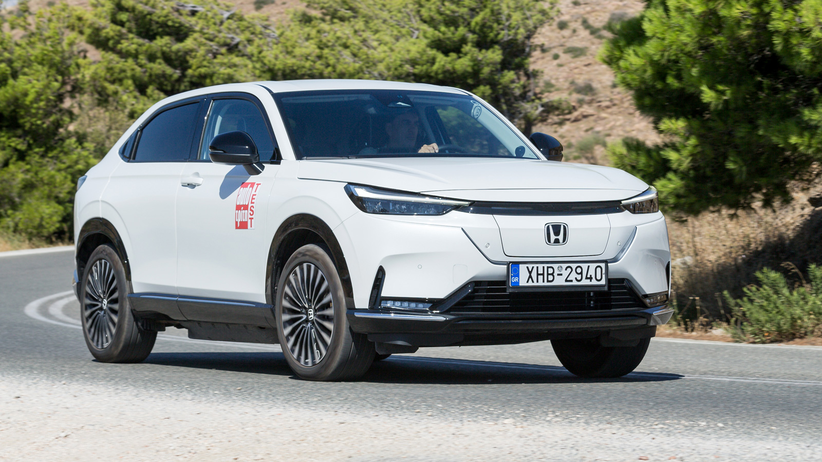 Το e:Νy1 μοιάζει αρκετά με την ηλεκτρική έκδοση του HR-V, ωστόσο είναι σχεδόν 5 εκατοστά μακρύτερο και βασίζεται σε άλλη πλατφόρμα. 