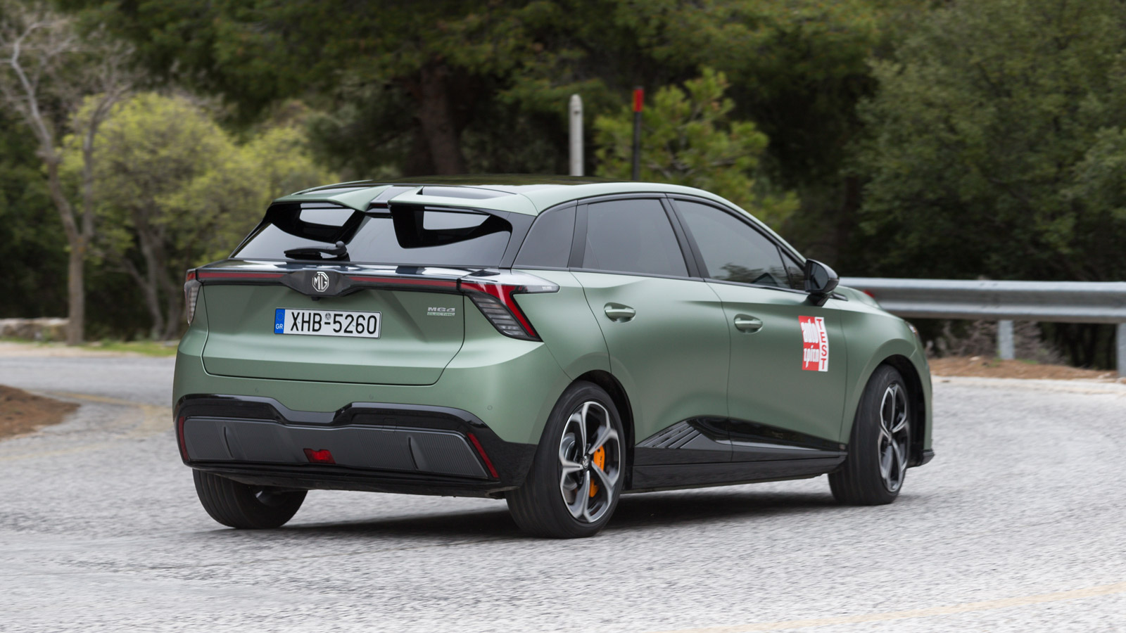 Η κλίση είναι ελεγχόμενη αλλά υπαρκτή, ενώ στο οριακό φρενάρισμα το σύνολο έχει την τάση να «βουτάει». Ωστόσο, σε συνδυασμό με την προβλεψιμότητα των 