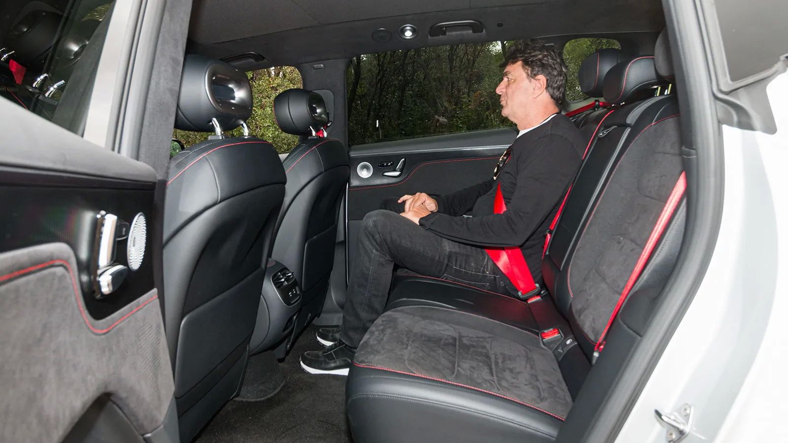 Στην καμπίνα 3 επιβάτες, ακόμα και πιο ογκώδεις από το μέσο όρο, θα μπορέσουν να καθίσουν άνετα στο πίσω κάθισμα, αρκεί να μην είναι πάνω από 1,97 μ. 