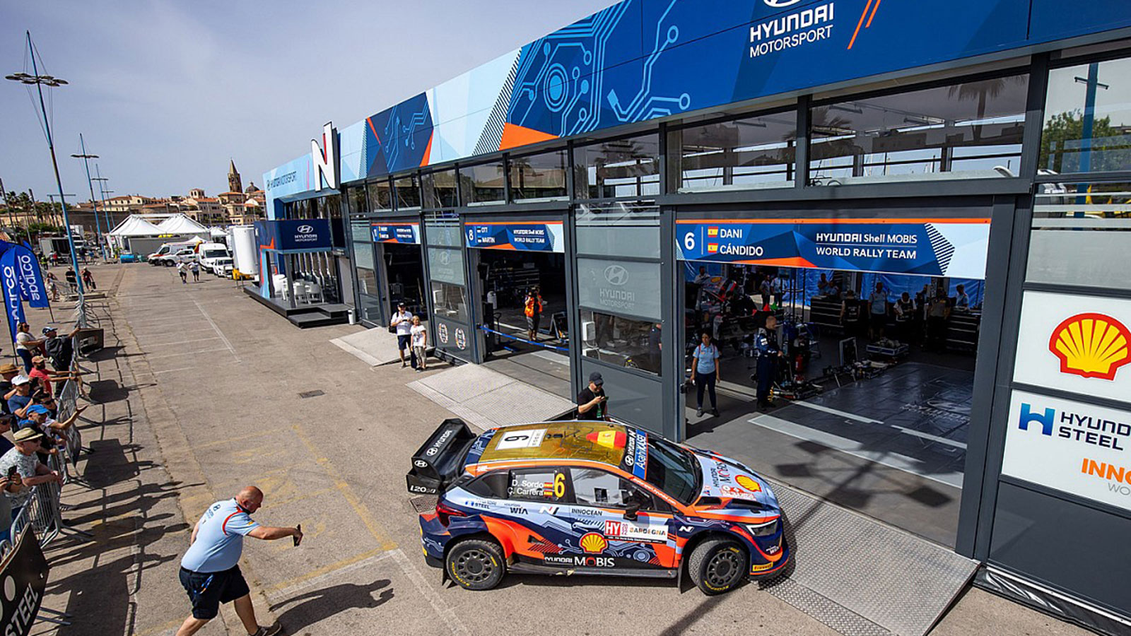 Τρεις τυχεροί θα κερδίσουν VIP φιλοξενία από τη Hyundai Motorsport στο Service Park στη Λαμία με όλα τα έξοδα πληρωμένα.