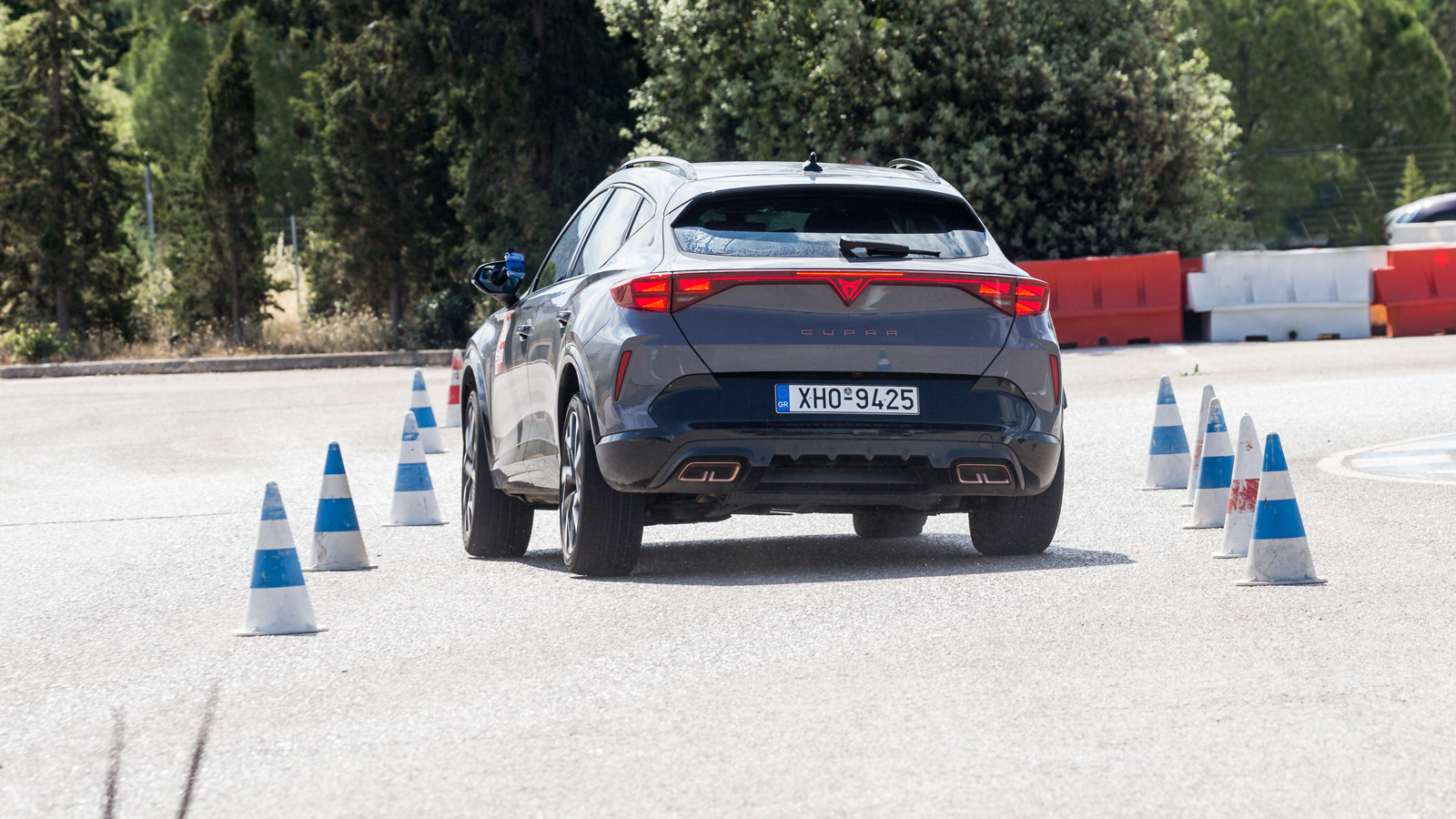 Στα 76 χλμ./ώρα το δυνατό Plug-in Cupra Formentor έβγαλε σε όλες τις αλλαγές πορείας αφήνοντας μια ευχάριστη οδηγική αίσθηση χάρη στο σφιχτό set-up, τ