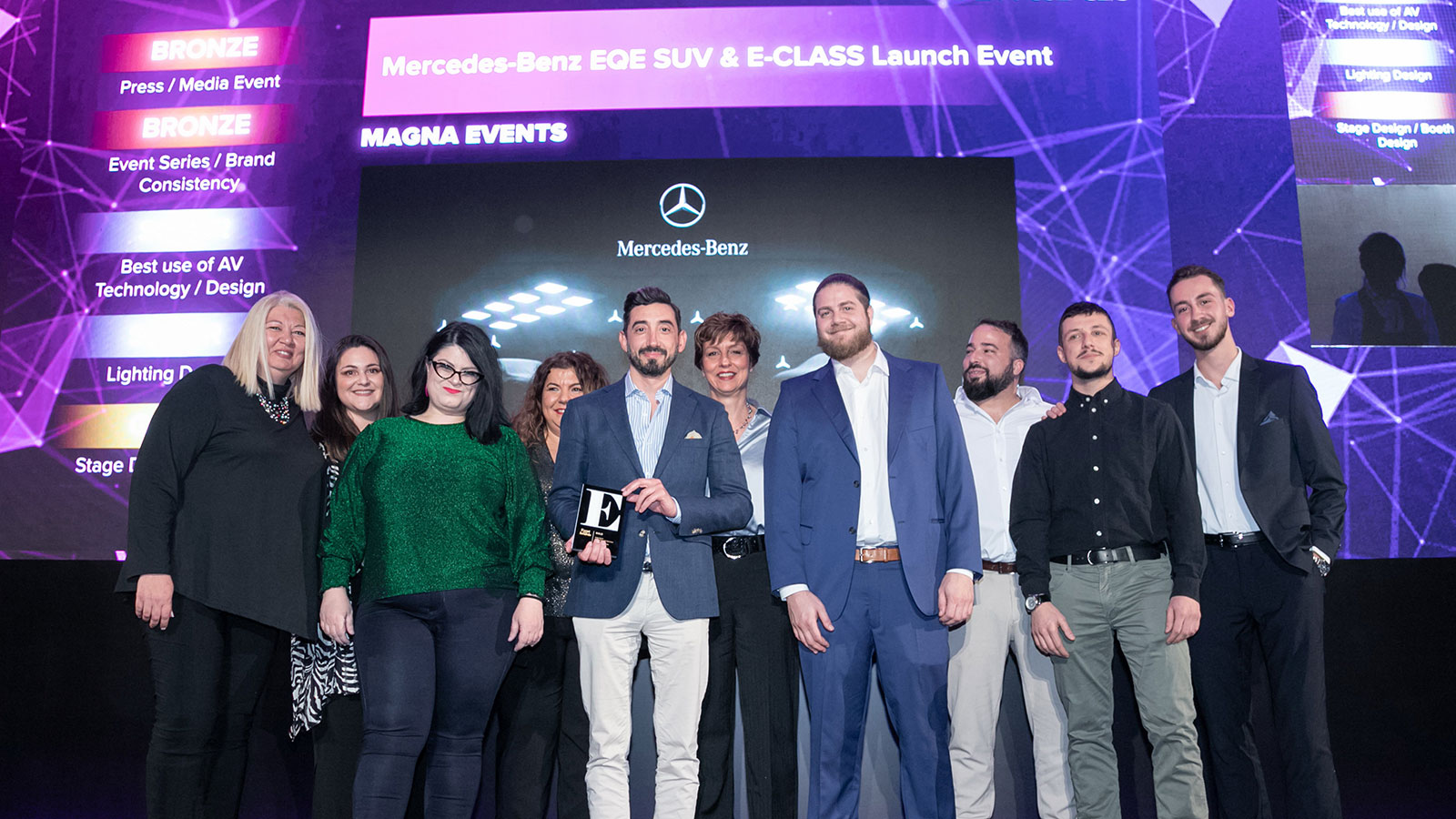 Ο Marketing Senior Manager Mercedes-Benz Cars & smart κ. Παναγιώτης Ριτσώνης κρατά το βραβείο, πλαισιωμένος από την ομάδα της Star Automotive Ελλάς μα