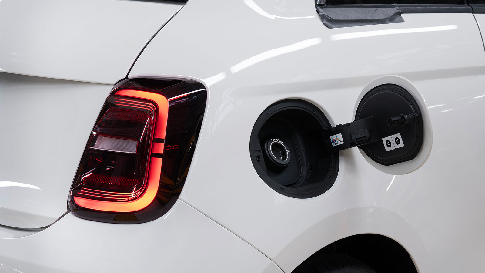 Νέο Fiat 500 Hybrid: Ντιζάιν από το ηλεκτρικό 500e & χειροκίνητο 6άρι κιβώτιο