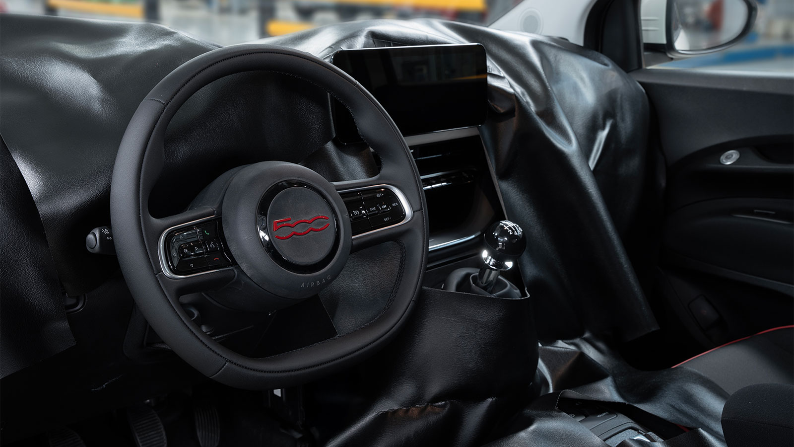 Ο εσωτερικός διάκοσμος του νέου 500 Hybrid έρχεται αυτούσιος από το ηλεκτρικό Fiat 500e με μόνη διαφορά το λεβιέ του χειροκίνητο κιβωτίου 6 σχέσεων.