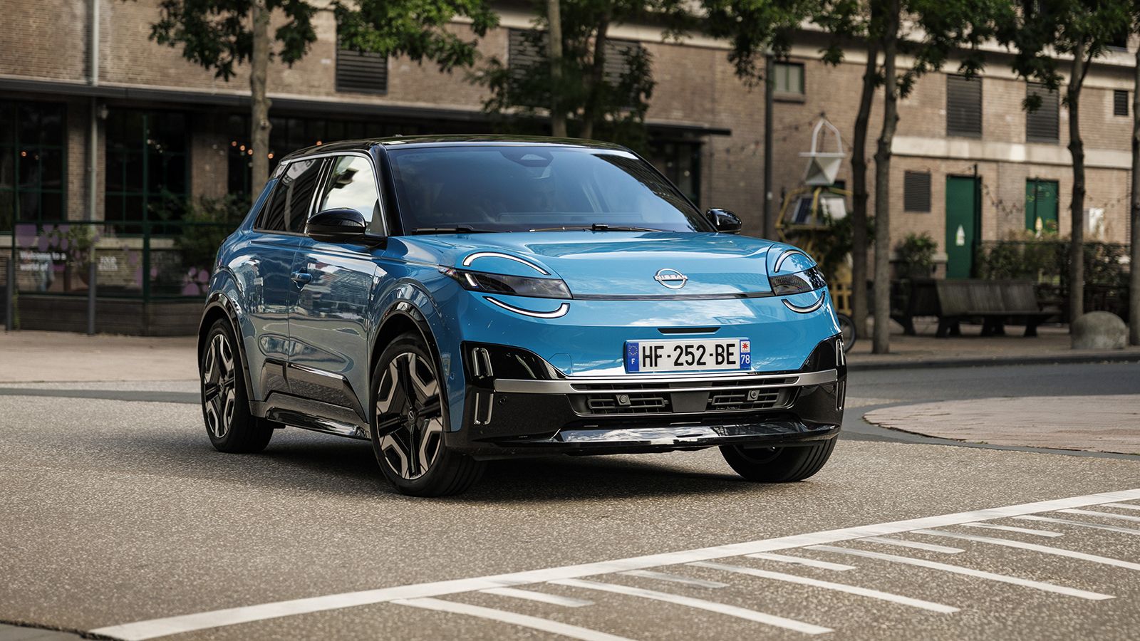 Το νέο Nissan Micra διατίθεται με δύο κινητήρες (120 ή 150 άλογα), και δύο χωρητικότητες μπαταριών στις 40 και 52 κιλαβατώρες. Στην Ελλάδα έρχεται μέσ