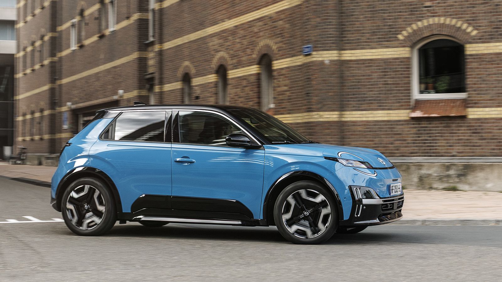 Το Nissan Micra έχει 4 οδηγικά modes (comfort, eco, sport και perso). Στο eco η ιπποδύναμη μειώνεται στα 68 άλογα και η τελική σταματάει στα 110 χλμ./