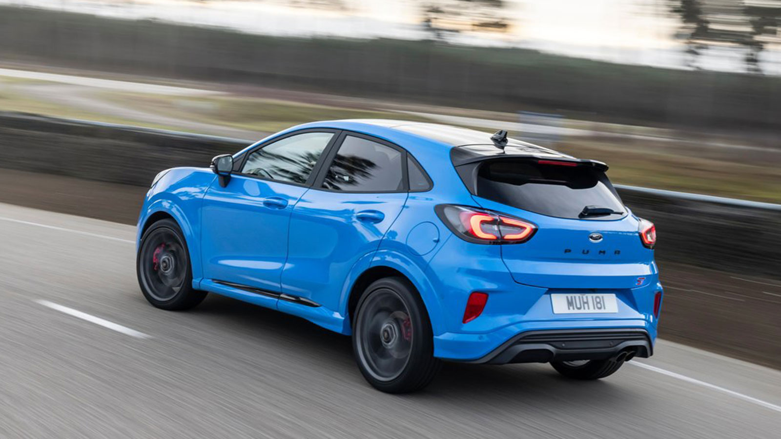 Γραπωμένο στην άσφαλτο και εξαιρετικά γρήγορο σε κλειστά κομμάτια, το Puma ST των 170 ίππων παραμένει μια γνήσια σπορ κατασκευή, που εκτελεί με χειρου