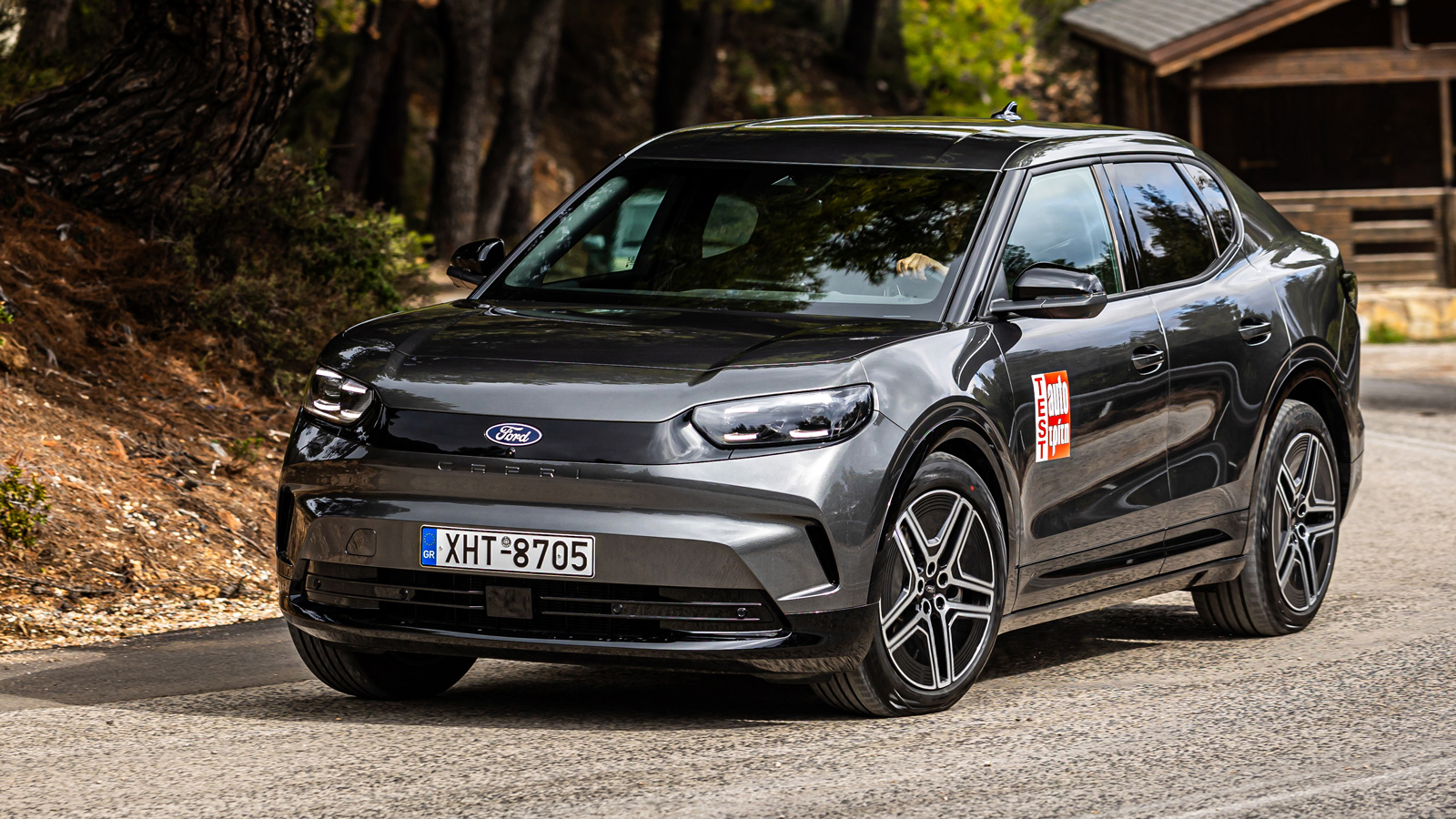Η Ford έχει βάλει την ιδιαίτερη πινελιά που χρειαζόταν για την οδηγική διαφοροποίηση του Capri από το αδερφό Explorer: Σφιχτότερη ανάρτηση, χαμηλότερο
