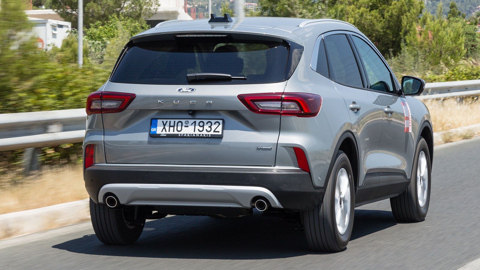 Ford Kuga Hybrid πίσω όψη σε κίνηση