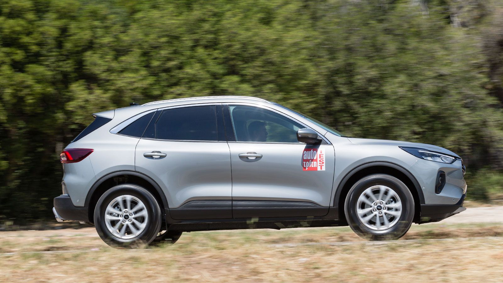 Ford Kuga Hybrid πλαινή όψη σε κίνηση