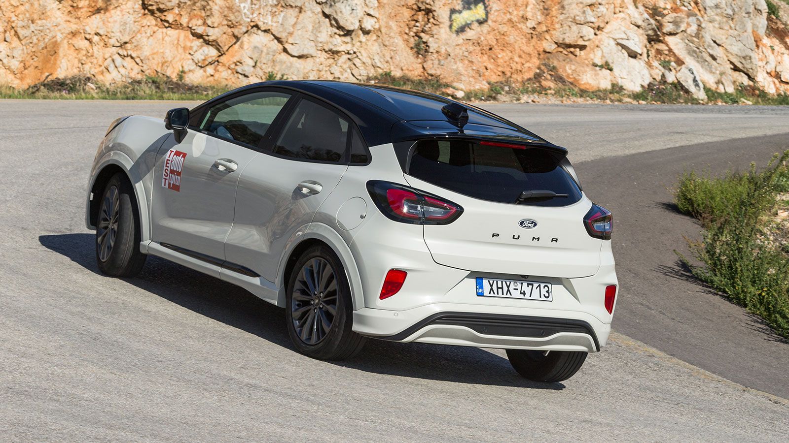 Φωτογραφία πίσω του ήπια υβριδικού Ford Puma Sound Edition.