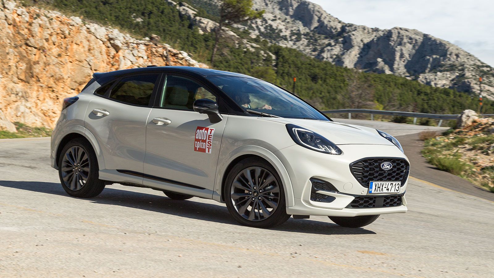 Φωτογραφία εμπρός του ήπια υβριδικού Ford Puma Sound Edition.