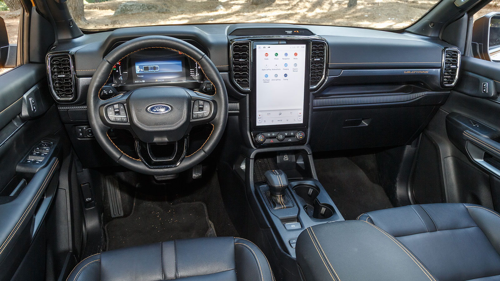 Η καμπίνα απομονώνει αποτελεσματικά τους θορύβους, ενώ τα ποιοτικά υλικά και οι δερμάτινες επενδύσεις δημιουργούν premium ατμόσφαιρα. 