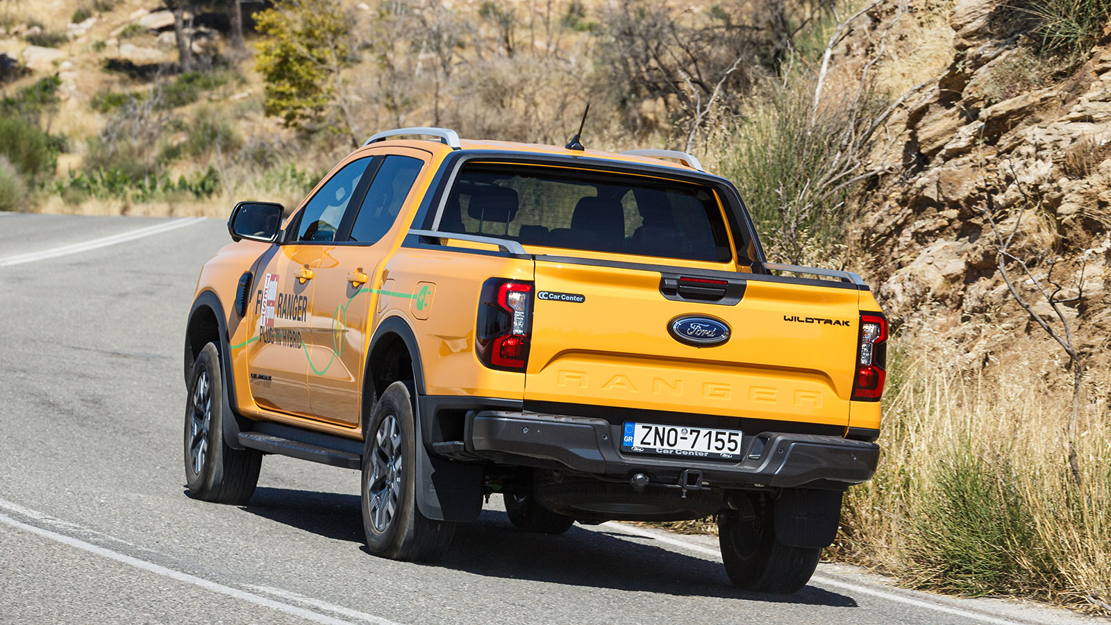 Η οδηγική εμπειρία του Ranger PHEV στην άσφαλτο προσεγγίζει εκείνη ενός μεγάλου SUV, χάρη στην εξελιγμένη ανάρτηση και τη στιβαρή κατασκευή του.