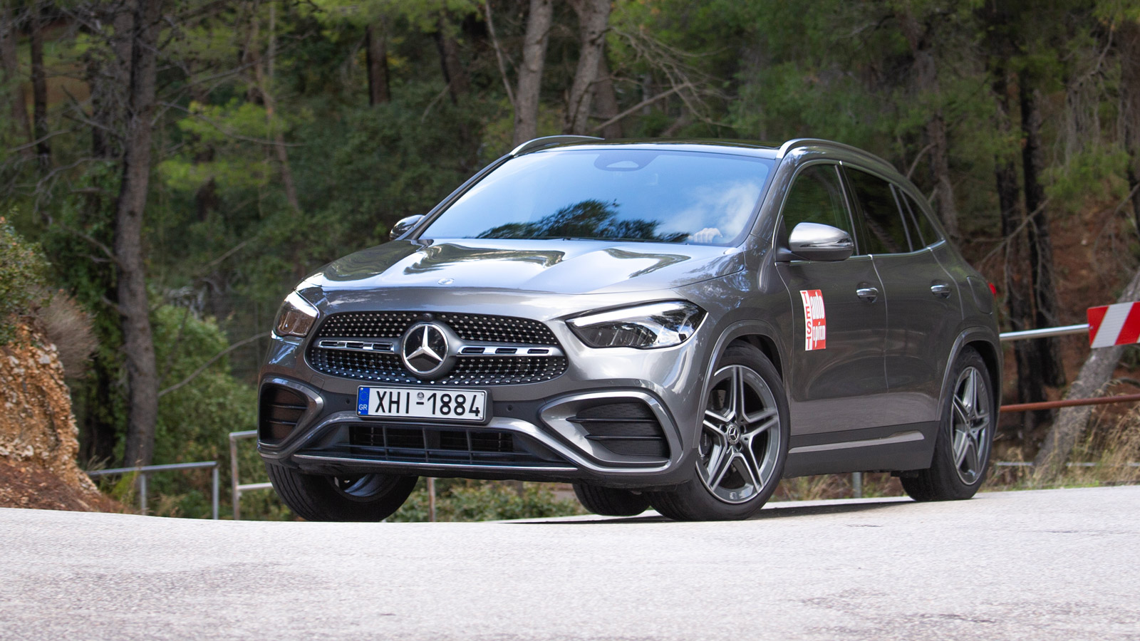 Η Mercedes GLA 200 σε στροφή από μπροστά.