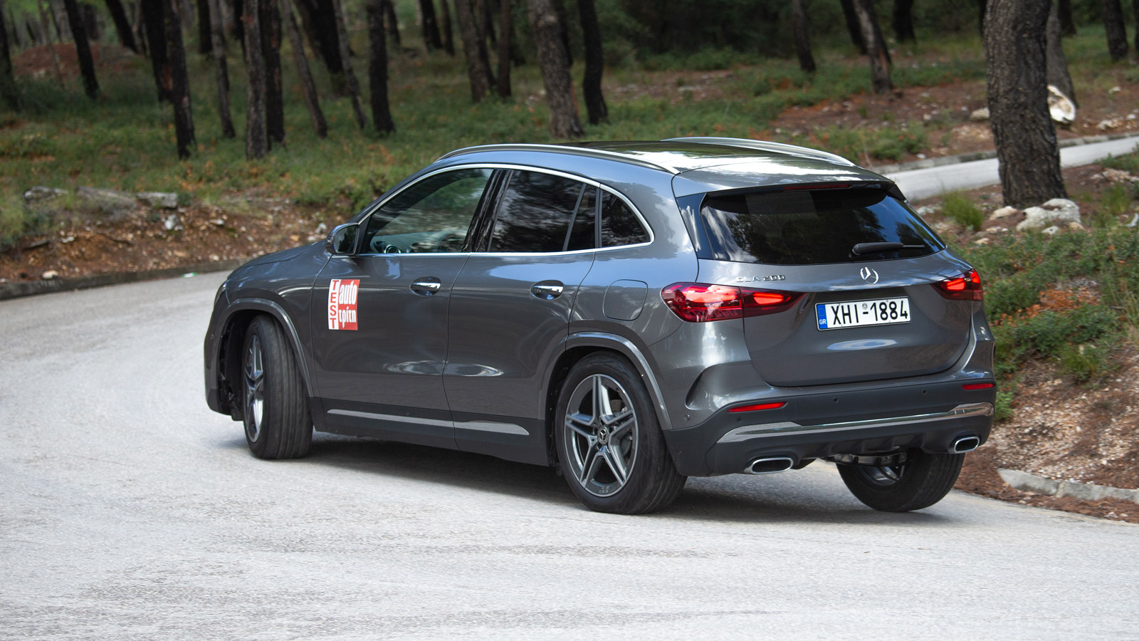 Η Mercedes GLA 200 σε στροφή από την πίσω όψη.
