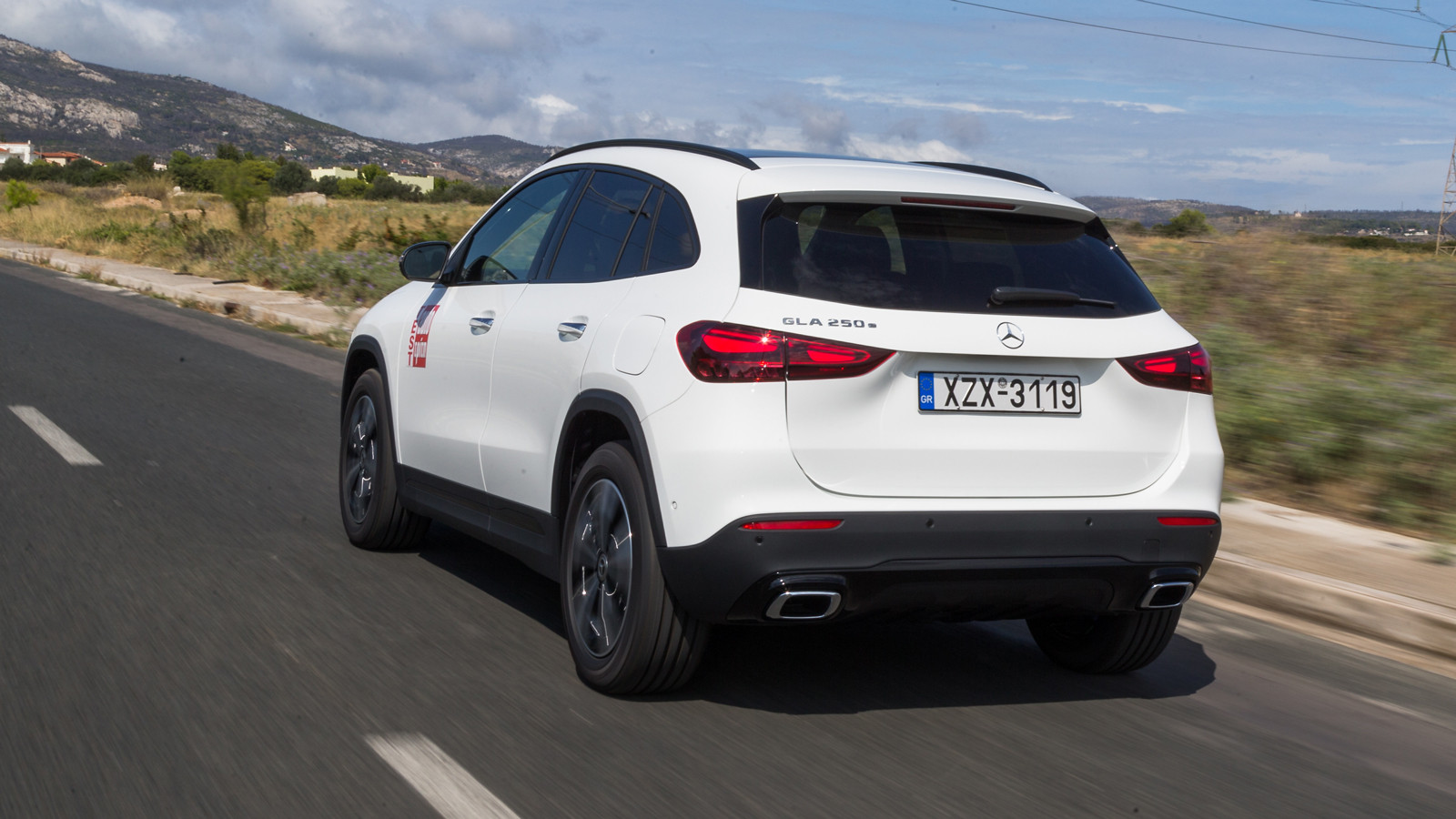Η plug-in hybrid Mercedes GLA 250e στο δρόμο από την πίσω όψη.