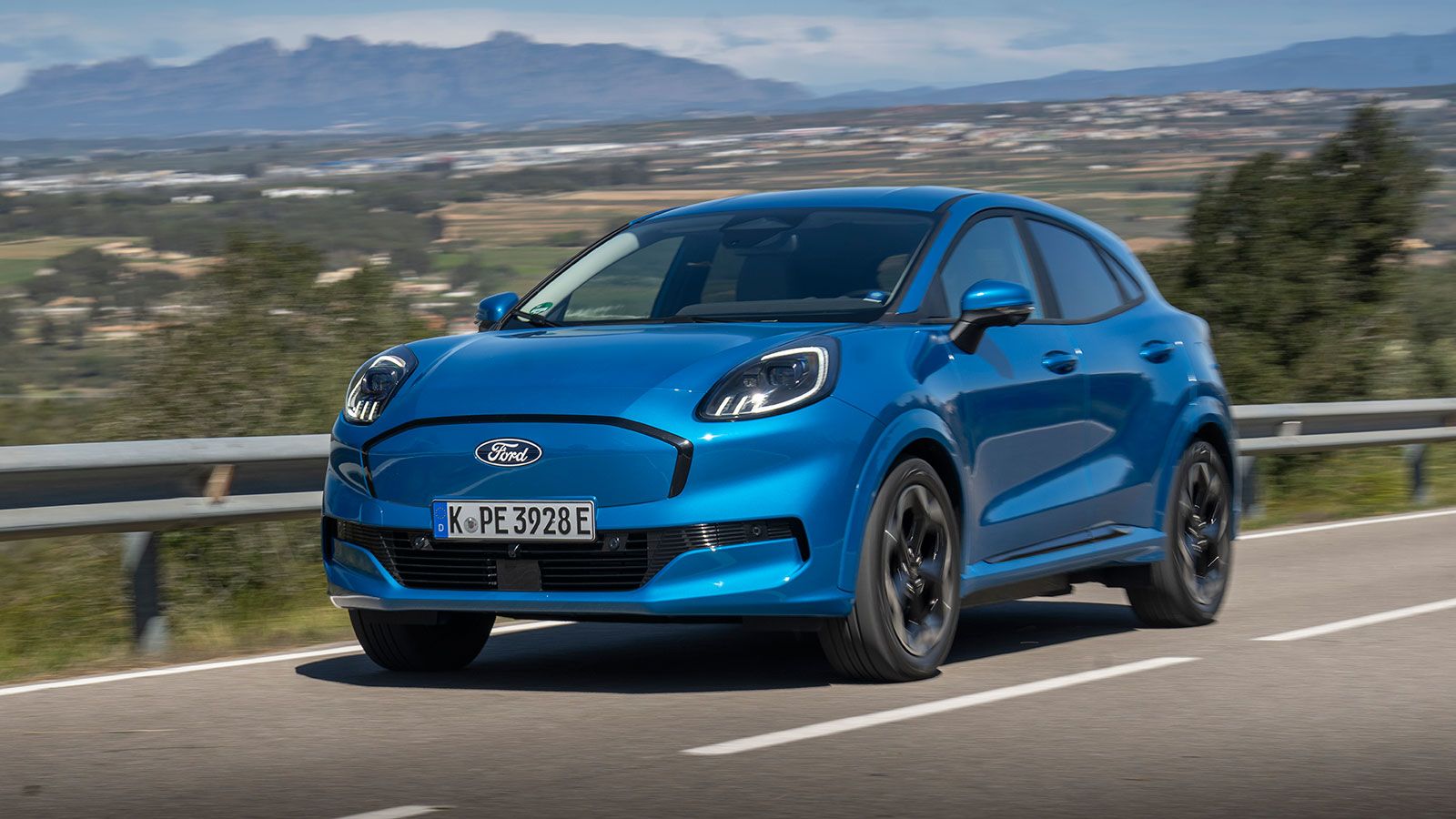 Το μπροστινό μέρος του Ford Puma Gen-E σε κίνηση