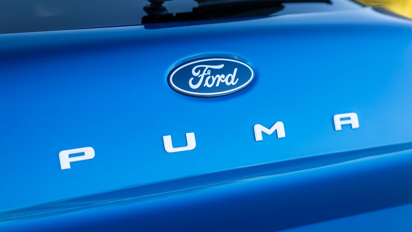 Λογότυπος Ford Puma Gen-E στην πόρτα του χώρου αποσκευών.